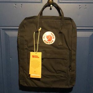 Black fjallraven kanken backpack